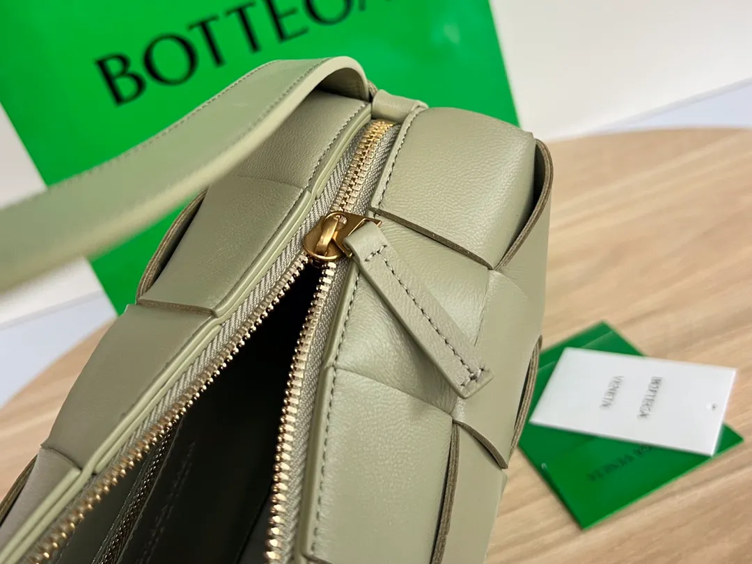 #B家 New model is coming! 709360 BRICK CASSETTE armpit bag, the traditional woven logo is instantly recognizable✅ Large grid weaving has always been fashionable, and the armpit bag is even more fashionable and foreign-style. Elegant big brick 🧱 Sheepskin material is light and comfortable, with a huge sense of capacity and space. Dark layer inside. Practical interior and fashionable appearance design. Durability and temperament coexist. Elegant big brick. Come and plant the same underarm bag from star Zhou Yutong! Dimensions: 28x14x10